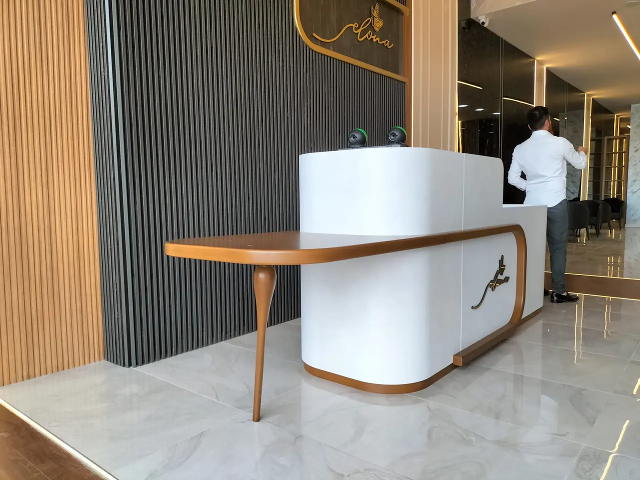 Elegant Craft-ın Elona Salon interyeri: qara mərmər, qoz lamellər və şüşə çıraqlar