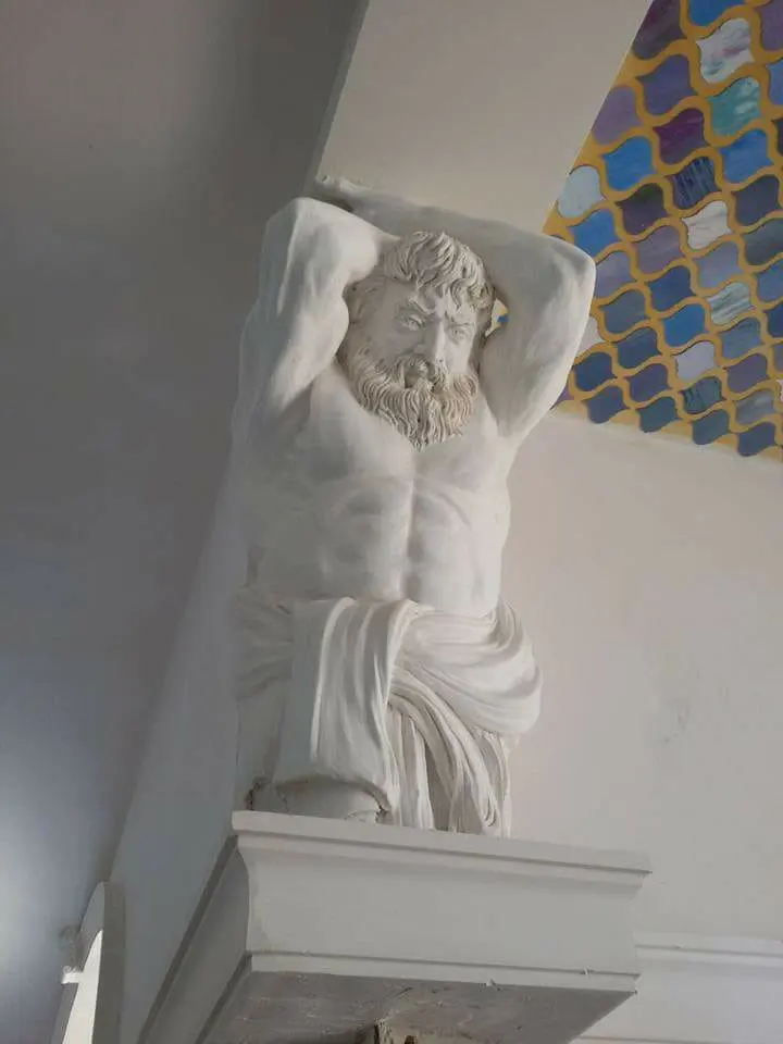 Karnizi saxlayan atlant fiquru
