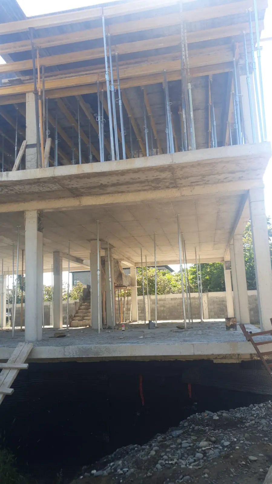 Villa və evləri öz briqadamızla təməldən tikir, sonra içini tamamlayırıq.