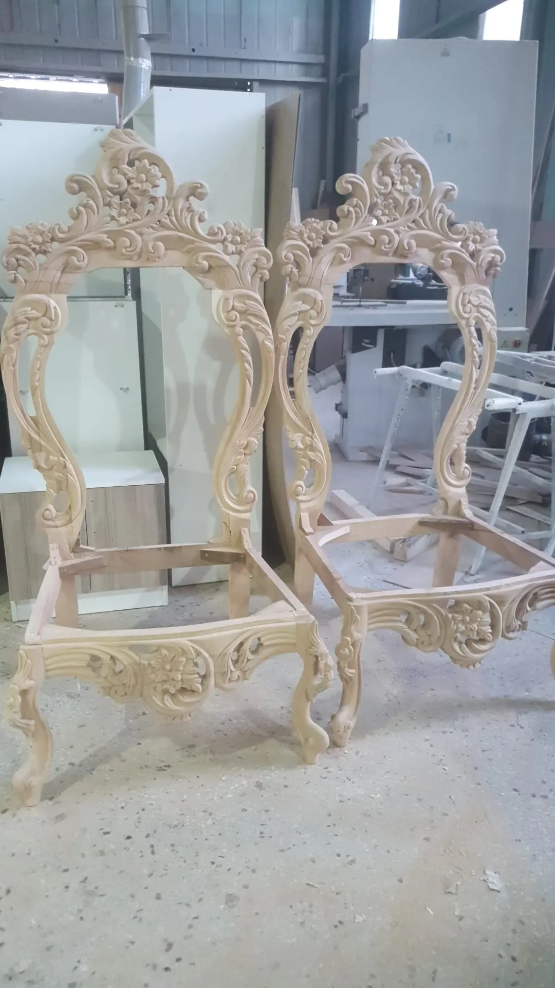 Mebel, taxta işləri və klassik dekor öz emalatxanamızda və ustalarımızın əli ilə hazırlanır.